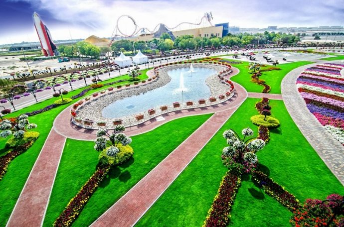 Искусственный водоем в цветочном парке в Дубае