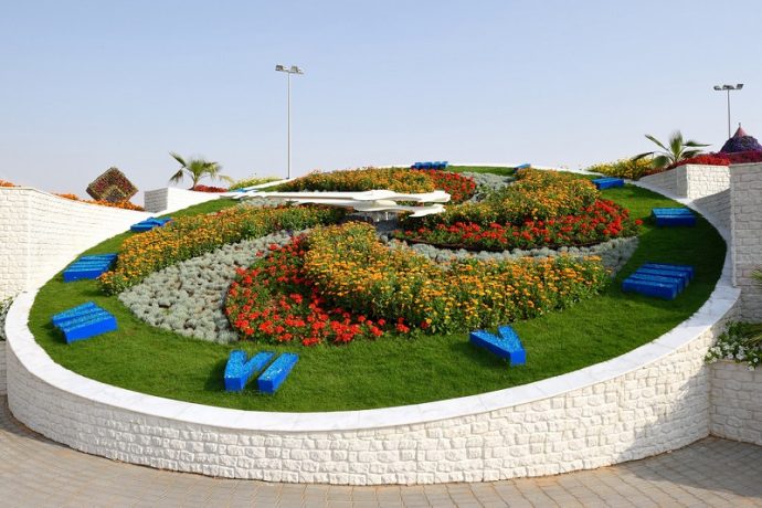Часы из цветов в цветочном парке, Дубай