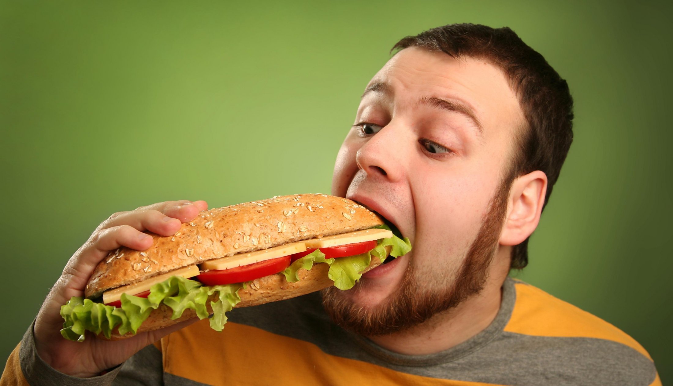Здоровый голод. Человек с едой. Человек бутерброд. Человек кушает. Ест бутерброд.
