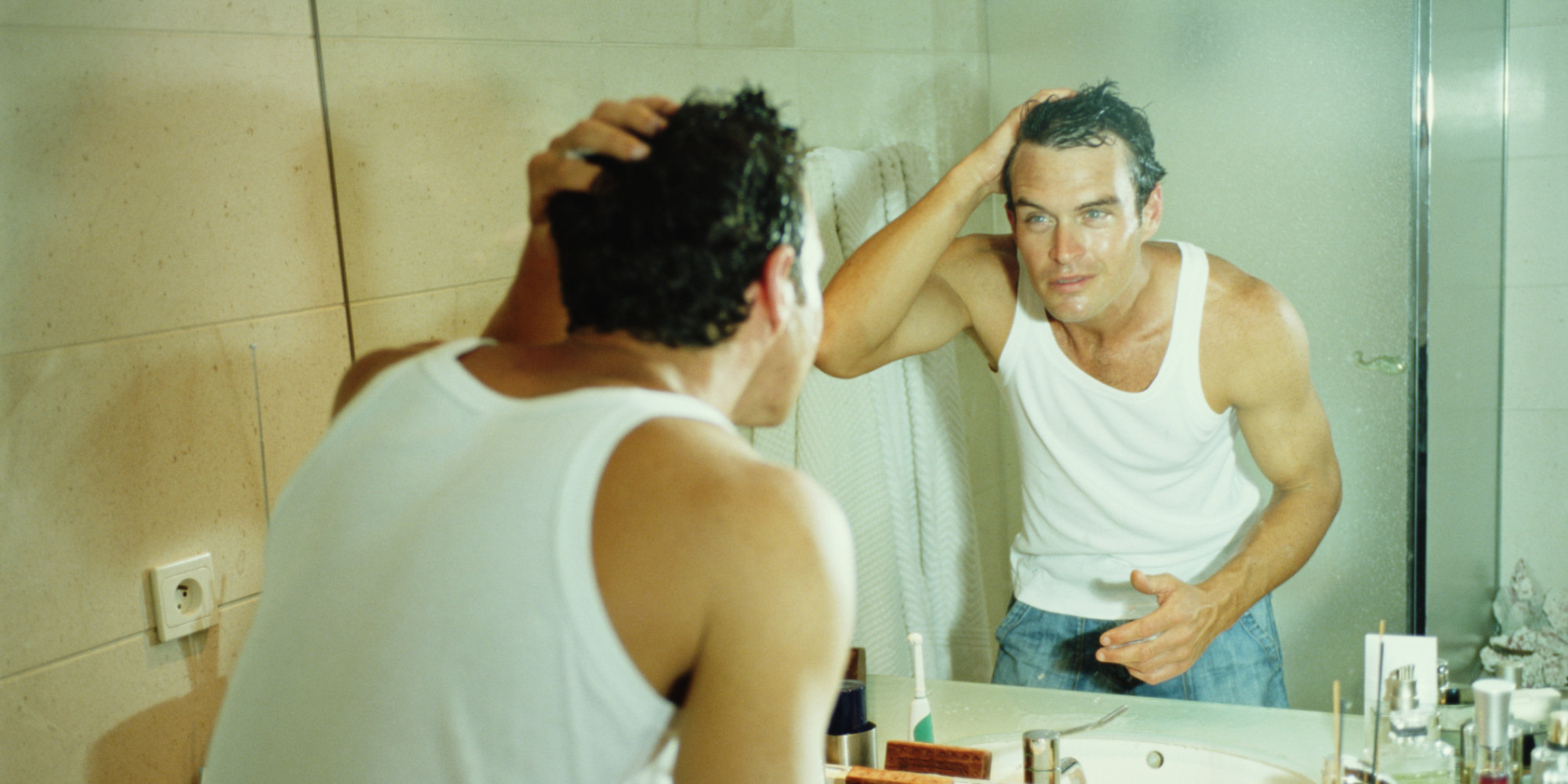 Муж смотрит в туалете. Мужчика смотрим в зеркало. Мужчина в зеркале. Мужчина около зеркала. Человек перед зеркалом в ванной.
