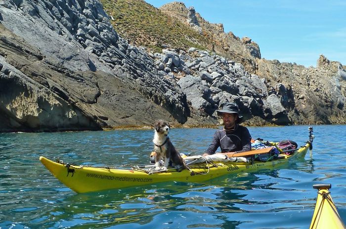 Испанец путешествует с собакой на лодке