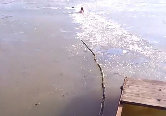 man-jumpos-in-frozen-lake-to-save-dog-1