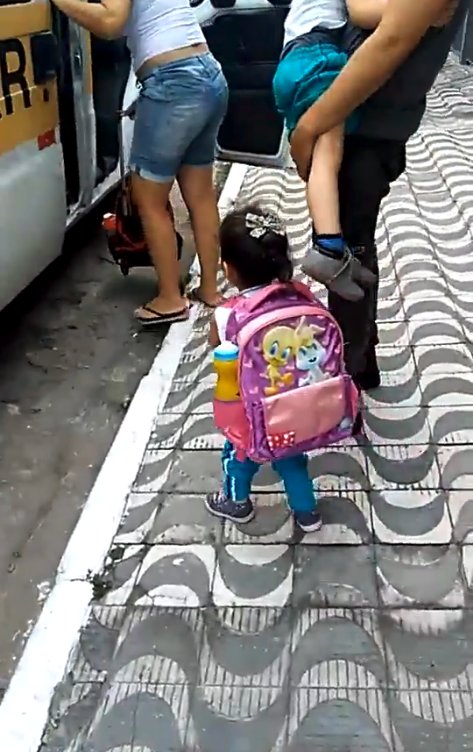 Пушистая контрабанда: деловая девочка, собираясь в школу, не забыла положить в портфель... щенка! Видео-милота :)