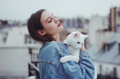 девушка с кошкой