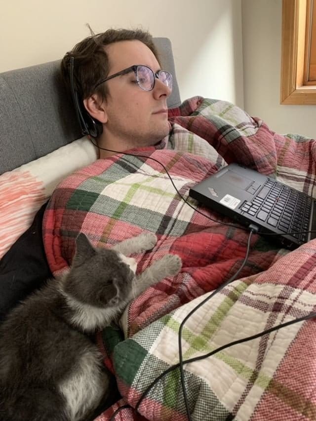 мужчина и котенок отдыхают