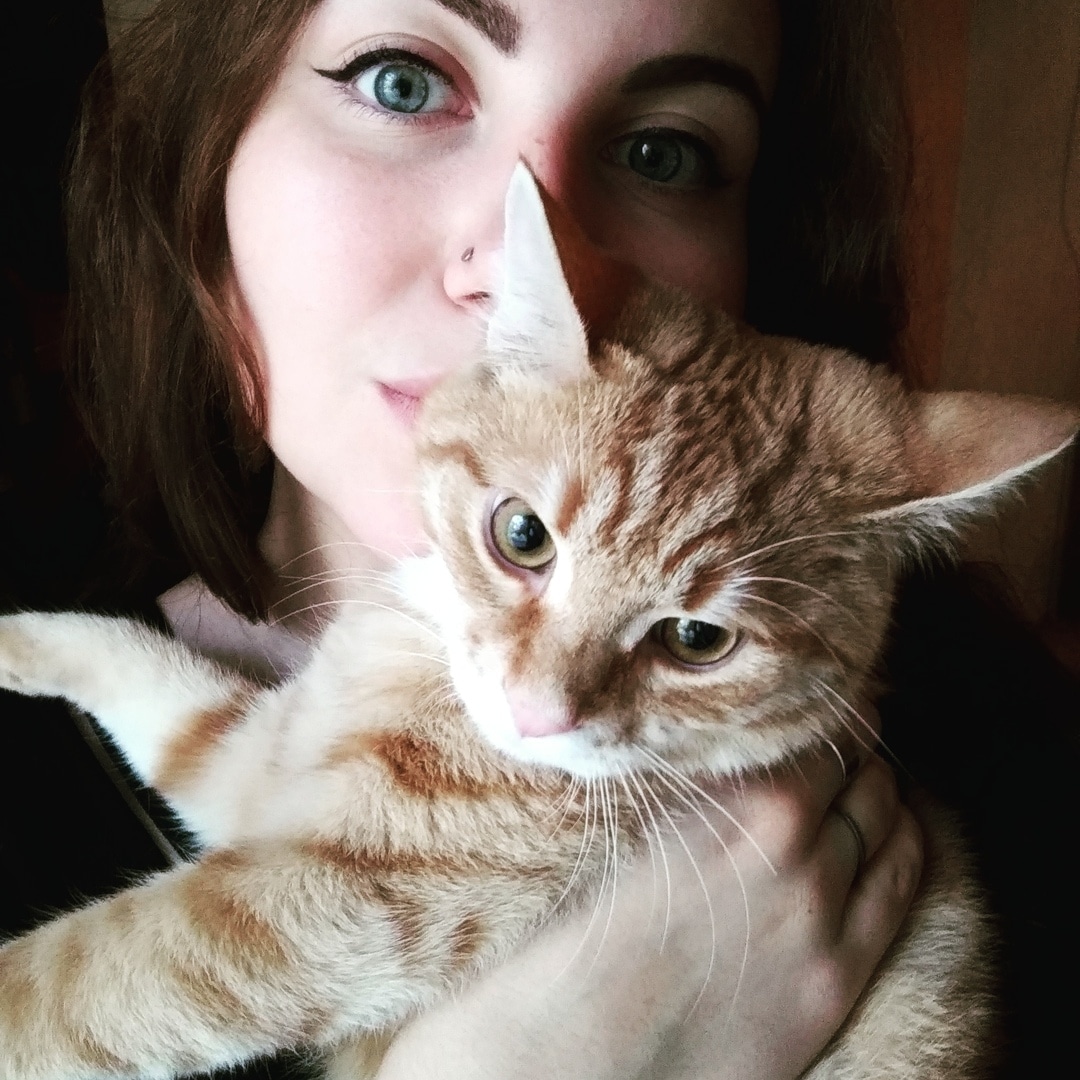 девушка и рыжий кот