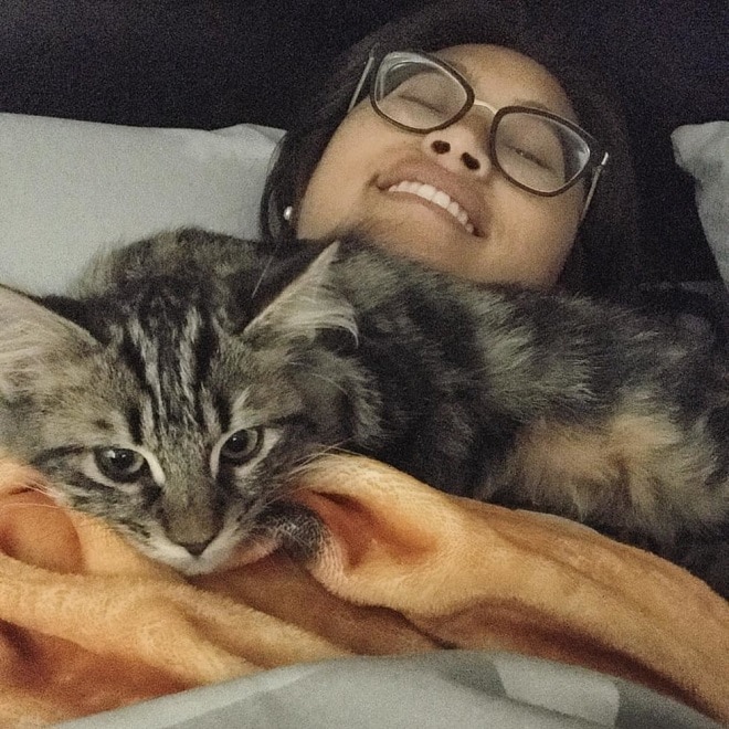 Кот лежит на девушке