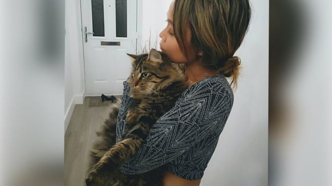 девушка обнимает кота