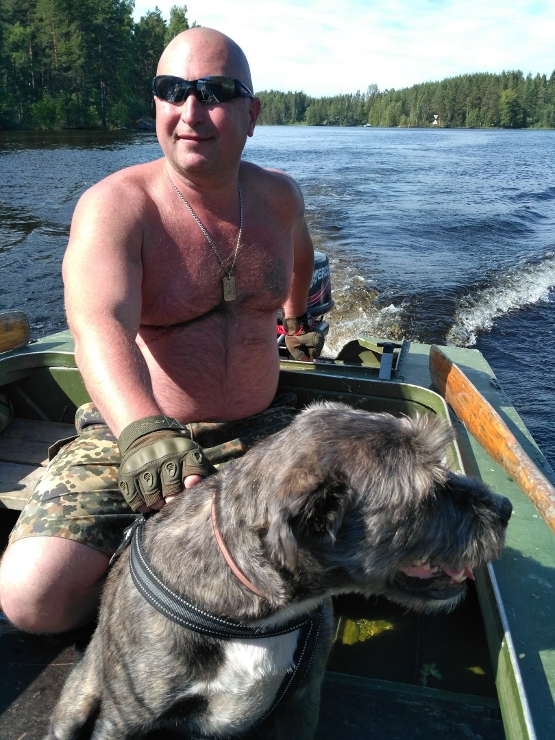 пес с хозяином в лодке