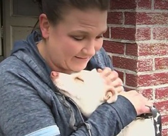 Женщина обнимает собаку