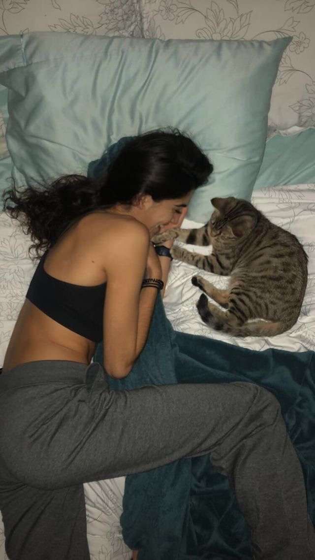 девушка и кот на кровати