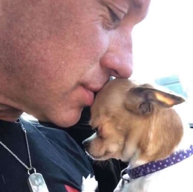 Мужчина целует собаку