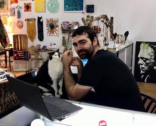 Кот у мужчины на работе
