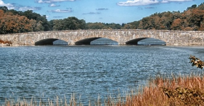 Мост и вода