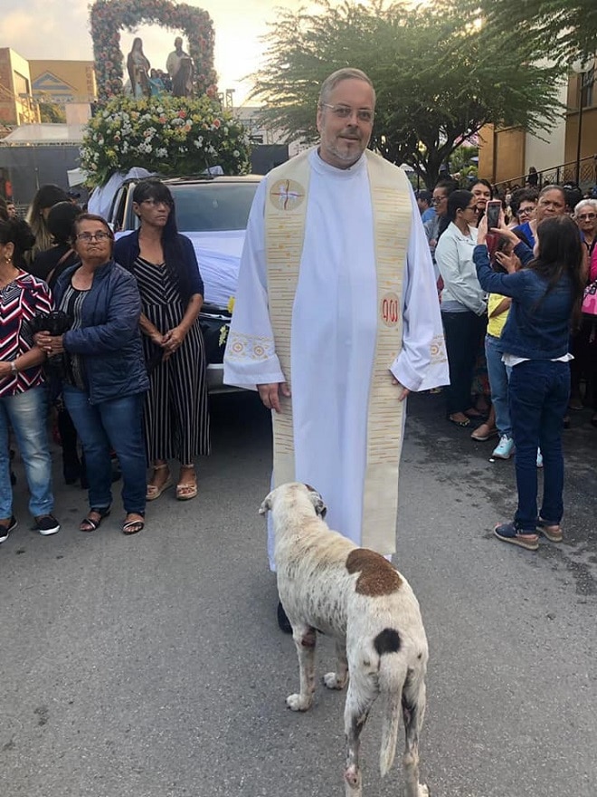 Священник и собака