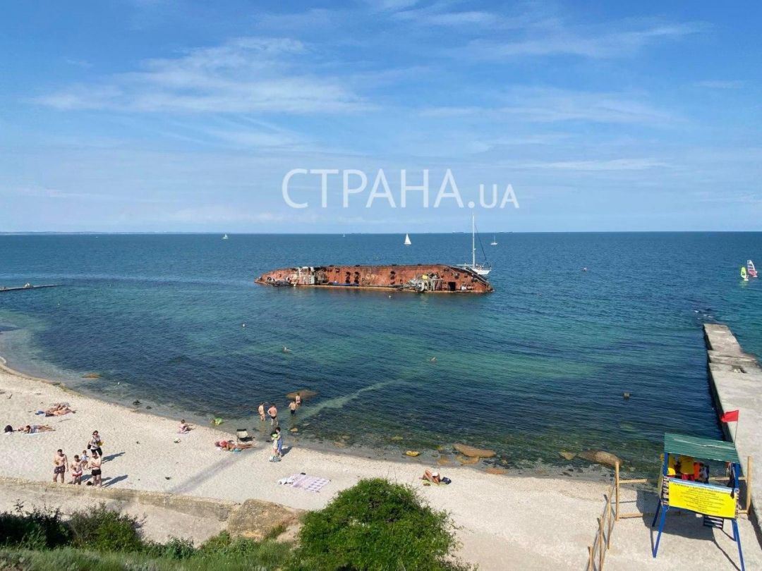 Появились фото с туристами на фоне токсичного танкера Delfi в Одессе. Фото: Страна