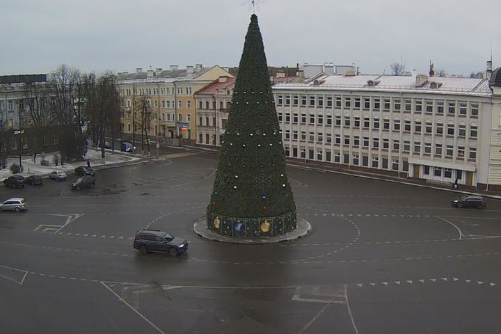 Ели псков. Октябрьская площадь Псков. Псков Главная ёлка. Октябрьская площадь Псков зима без елки. Елка на площади похожая.