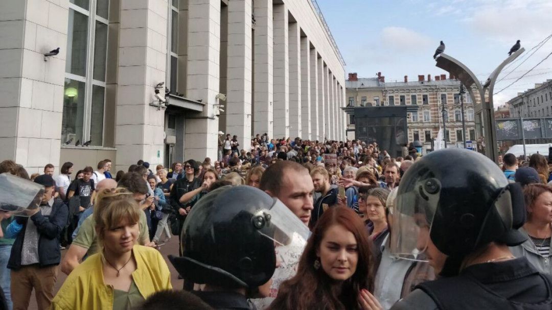 Проведение митингов. Бунт в Питере. Волнения в Питере. Митинги в России. Леонид Волков митинг.