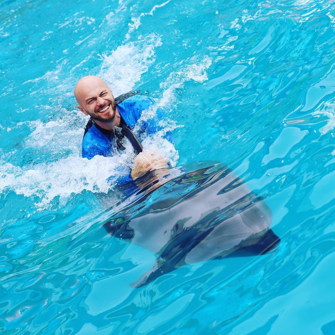 Влад Яма с женой и сыном устроили танцы с дельфинами: "категорически советую"