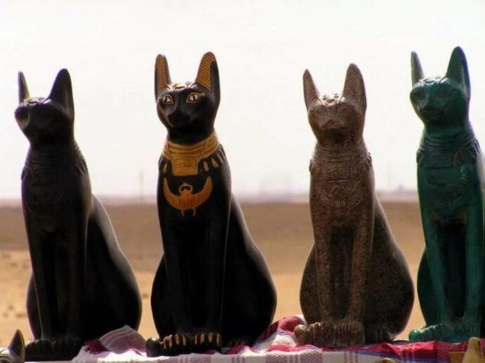 четыре статуэтки кошек
