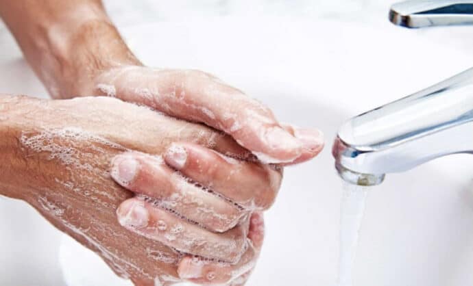 мытье рук под краном с водой